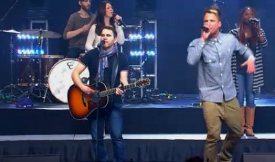 Matt Redman & LZ7's Lindz West Perform '27 Million' Single At Passion 2012 Conference